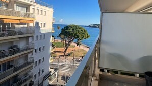 A balcony with a view of the sea and a tree. - Bright, quiet apartment between the beach and Antibes old town, with parking (Antibes)