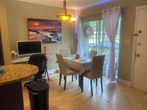 Corner 1bedroom unit near downtown