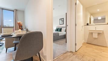 1 habitación, tabla de planchar con plancha, wifi y ropa de cama