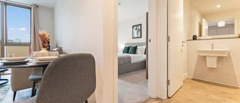 1 habitación, tabla de planchar con plancha, wifi y ropa de cama