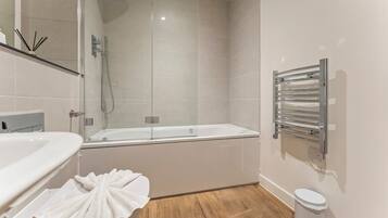 Regadera, secadora de cabello, toallas