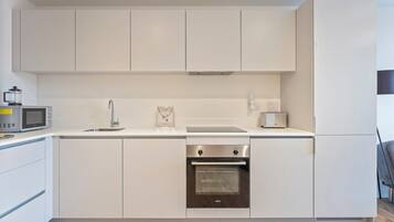 Refrigerador, microondas, horno y lavavajillas