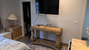 1 bedroom, WiFi, bed sheets - Charming 1-bedroom room
with WiFi, AC ,private bathroom and entrance (Palm City)