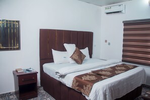1 slaapkamer, een bureau, een laptopwerkplek, geluiddichte muren
