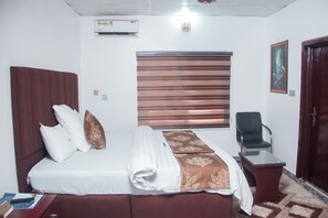 1 slaapkamer, een bureau, een laptopwerkplek, geluiddichte muren