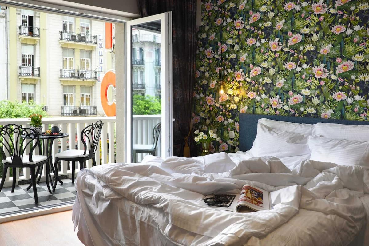 Deluxe tweepersoonskamer | Een kluis op de kamer, geluiddichte muren, een strijkplank/strijkijzer