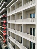 Un hotel de varios pisos con balcones y un letrero que dice "HOTEL OLYMPIK".