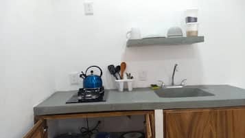 Microondas, horno, cafetera o tetera y tostadora