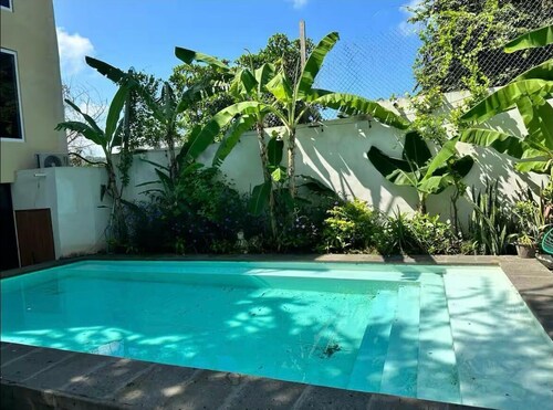 Comfortable and Cool Studio with Pool, 7 minutes from the beach!