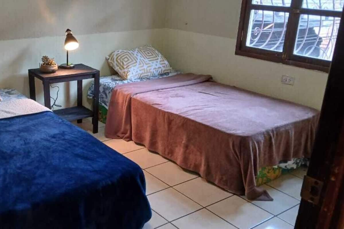 Habitación económica con 1 cama matrimonial o 2 individuales, vista a la montaña | Wifi gratis