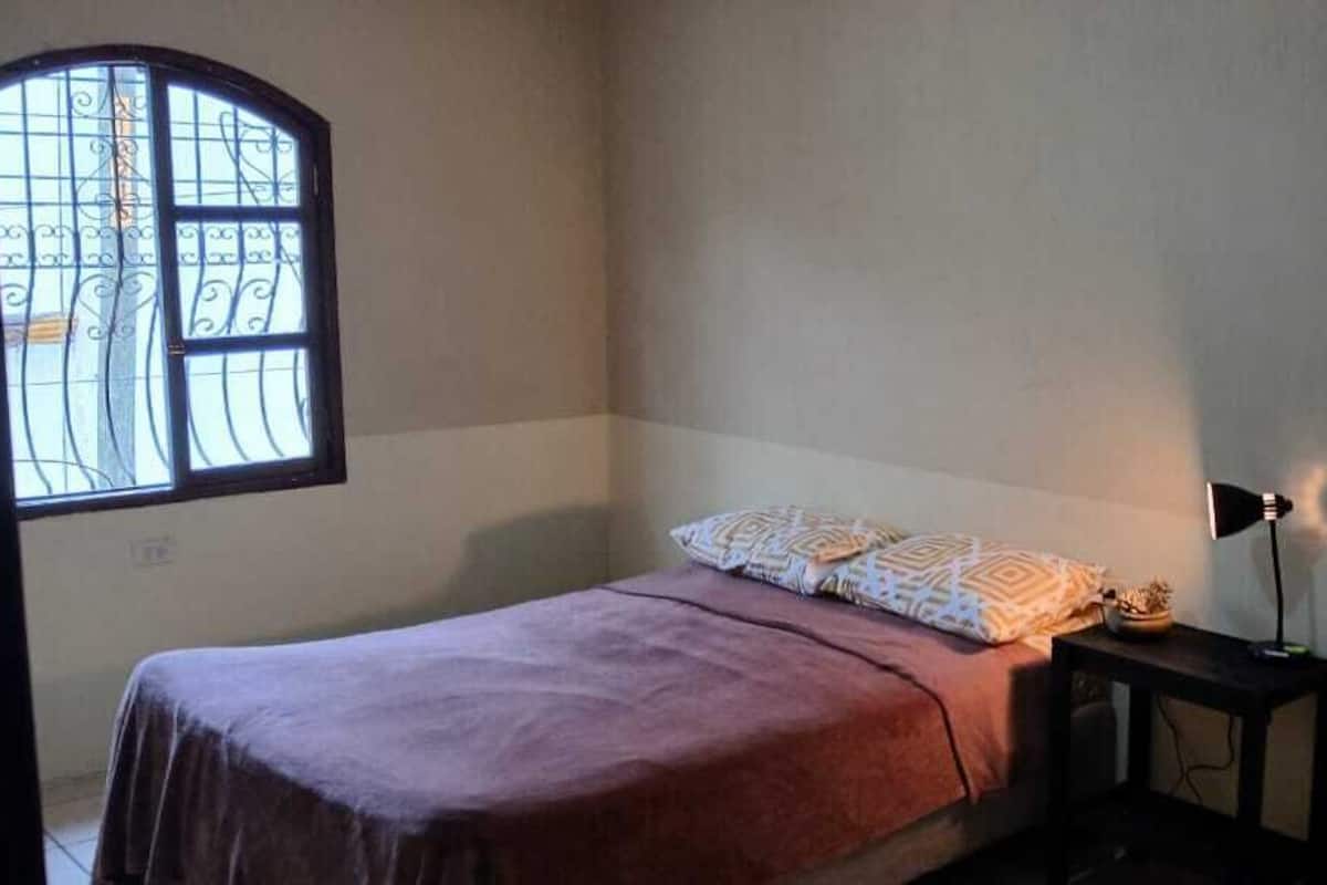Habitación cuádruple económica, vista a la montaña | Wifi gratis