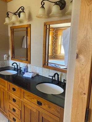 SĂšche-cheveux, serviettes fournies, savon, papier toilette