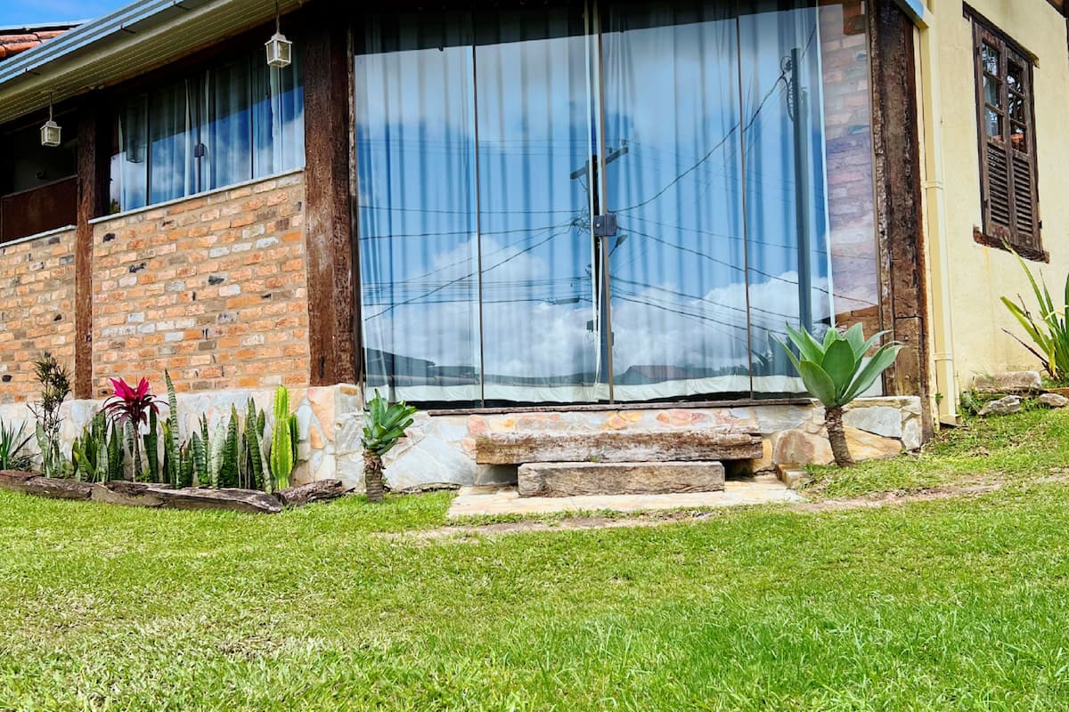1 habitación, escritorio y espacio para trabajar con laptop