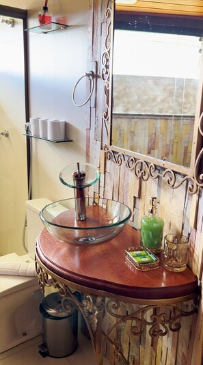 Suite – comfort, byutsikt | Bad | Dusj, håndklær, såpe og sjampo