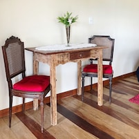 1 habitación, escritorio y espacio para trabajar con laptop 