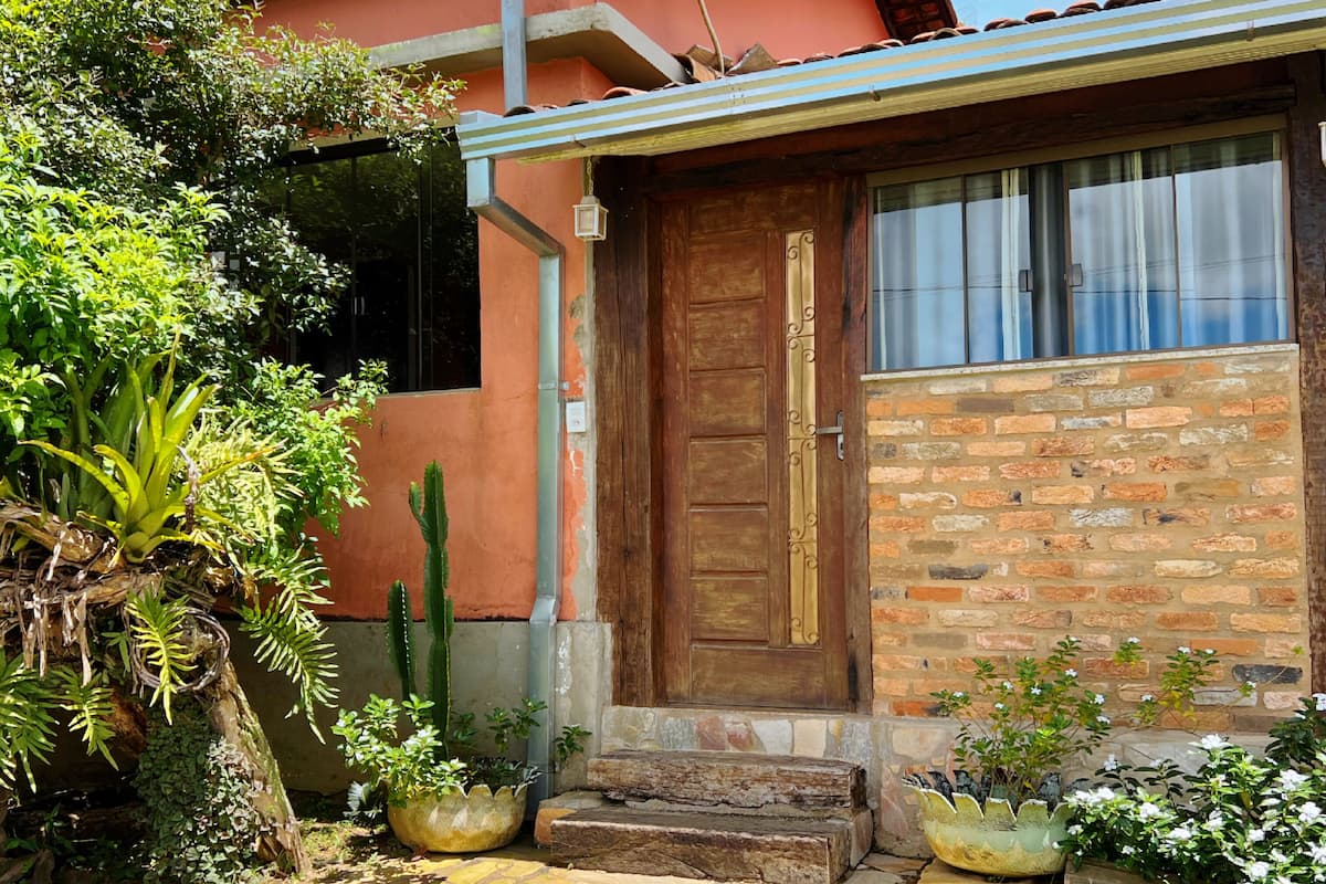 1 habitación, escritorio y espacio para trabajar con laptop