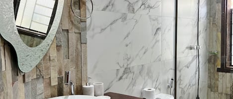 Suite Supérieure, 1 grand lit et 1 canapé-lit, vue jardin | Salle de bain