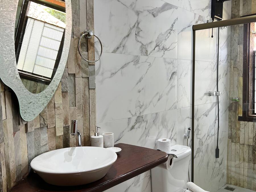 Superior-Suite, 1 Queen-Bett und Schlafsofa, Gartenblick | Badezimmer | Dusche, Handtücher, Seife, Shampoo