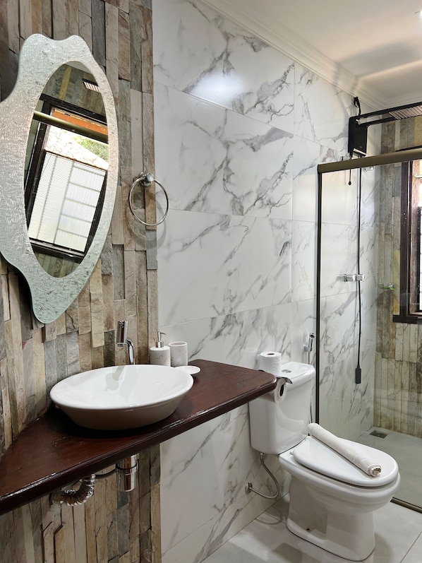 Superior Suite, 1 Queen Bed with Sofa bed, Garden View | Bathroom | Shower, towels, soap, shampoo - Pousada Mirante da Lua (Ouro Preto)