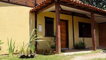 Suíte superior, 1 cama Queen e sofá-cama, vista para o jardim | 1 quarto, escrivaninha, espaço de trabalho para notebook