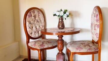 Comfort Suite, City View | Living area | TV