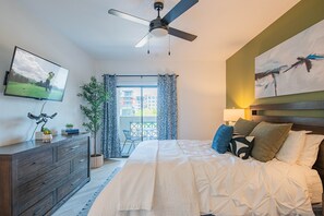 1 bedroom, desk, iron/ironing board, travel crib - Summer Living | Top Floor, Walk to Everything (Scottsdale)