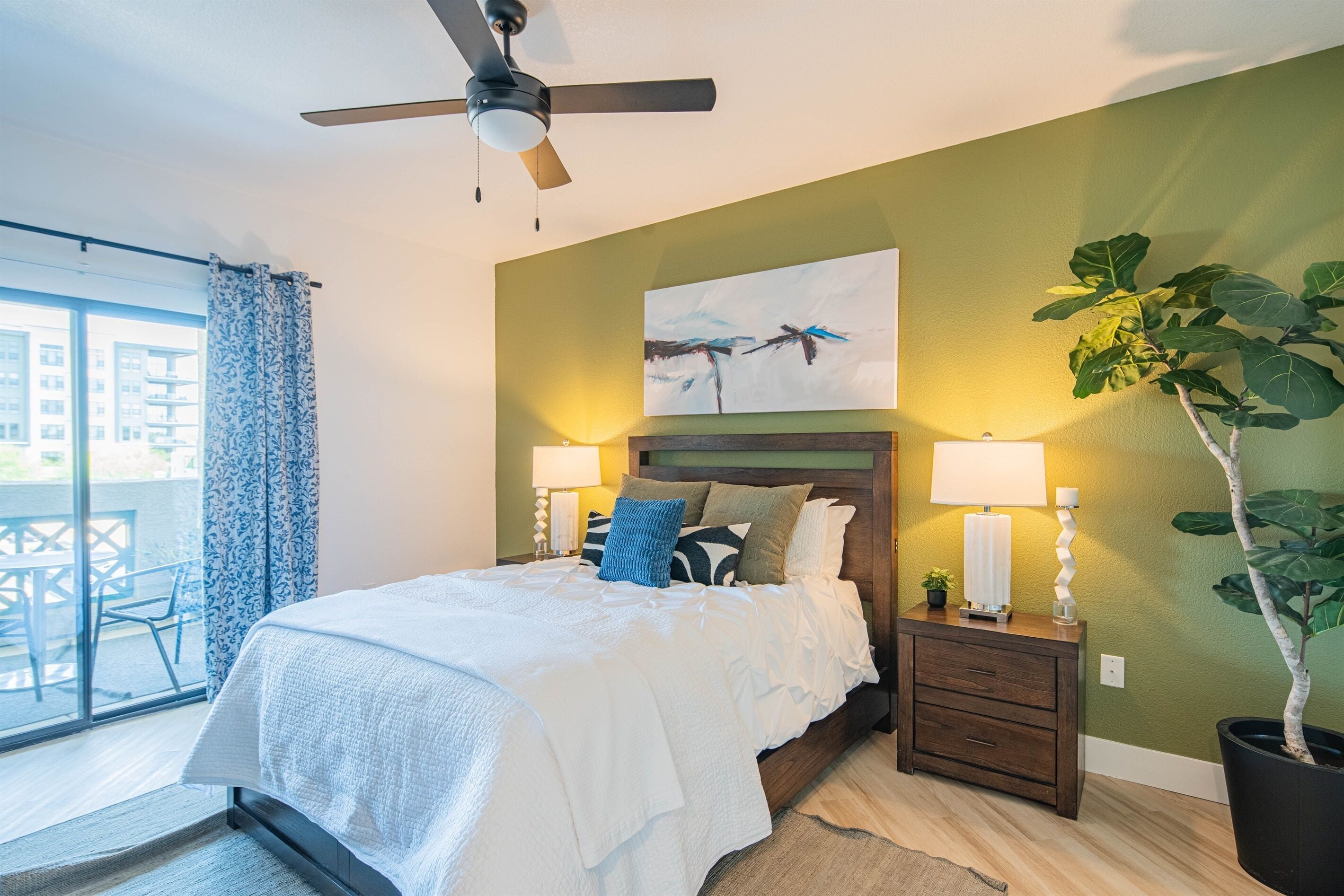 1 quarto, escrivaninha, ferros/tábuas de passar roupa, berço de viagem