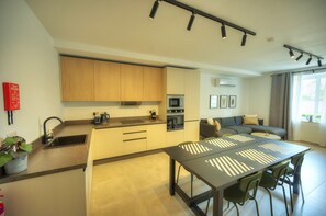 Kühlschrank, Mikrowelle, Ofen, Wasserkocher mit Kaffee-/Teezubehör