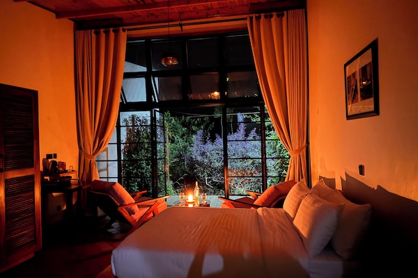 Una scrivania, postazione laptop, Wi-Fi gratuito