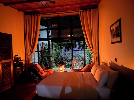 Desk, laptop workspace, free WiFi. IGWARA LODGE