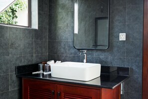 Shower, bathrobes, slippers, bidet - IGWARA LODGE (Karuma)