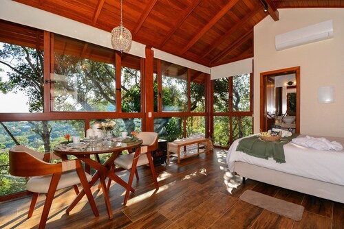 Charmosa Suíte em Sambaqui