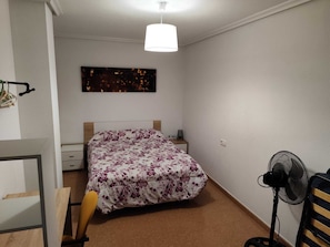 3 soverom, skrivebord, strykejern/-brett og reiseseng for barn