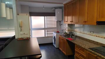 Een koelkast, een magnetron, een oven, een kookplaat