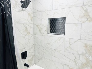 Secadora de cabello, toallas, jabón, papel de baño 