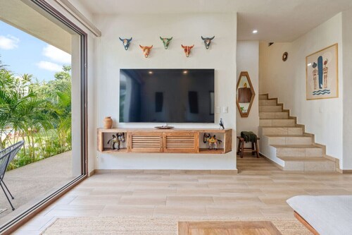 Tranquil Jungle Retreat: Pool, Bikes, Walk to Town