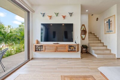 Tranquil Jungle Retreat: Pool, Bikes, Walk to Town