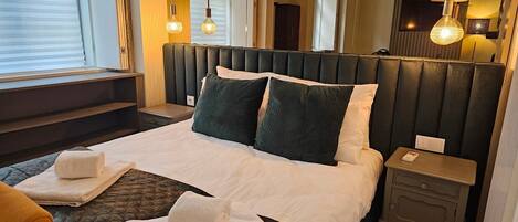 Desk, iron/ironing board, Internet, bed sheets