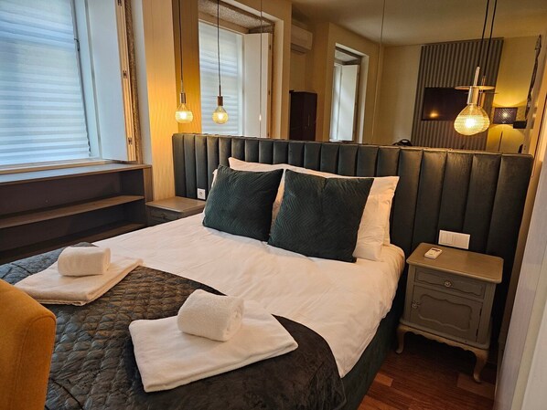 مكواة/لوح كي وخدمة الإنترنت وملاءات أسرّة