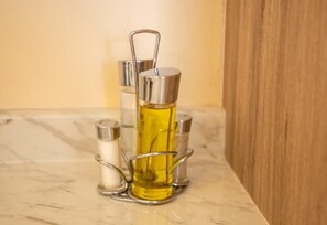 Haartrockner, Handtücher, Seife, Toilettenpapier