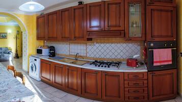 Køleskab, mikrobølgeovn, ovn, kogeplade