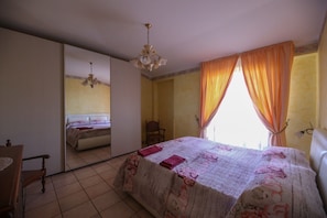 2 slaapkamers, een bureau, een strijkplank/strijkijzer, wifi