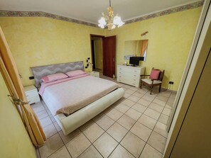 2 quartos, escrivaninha, ferros/tábuas de passar roupa, Wi-Fi