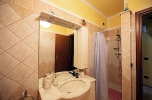 Dutxa, assecador de cabells, bidet i tovalloles