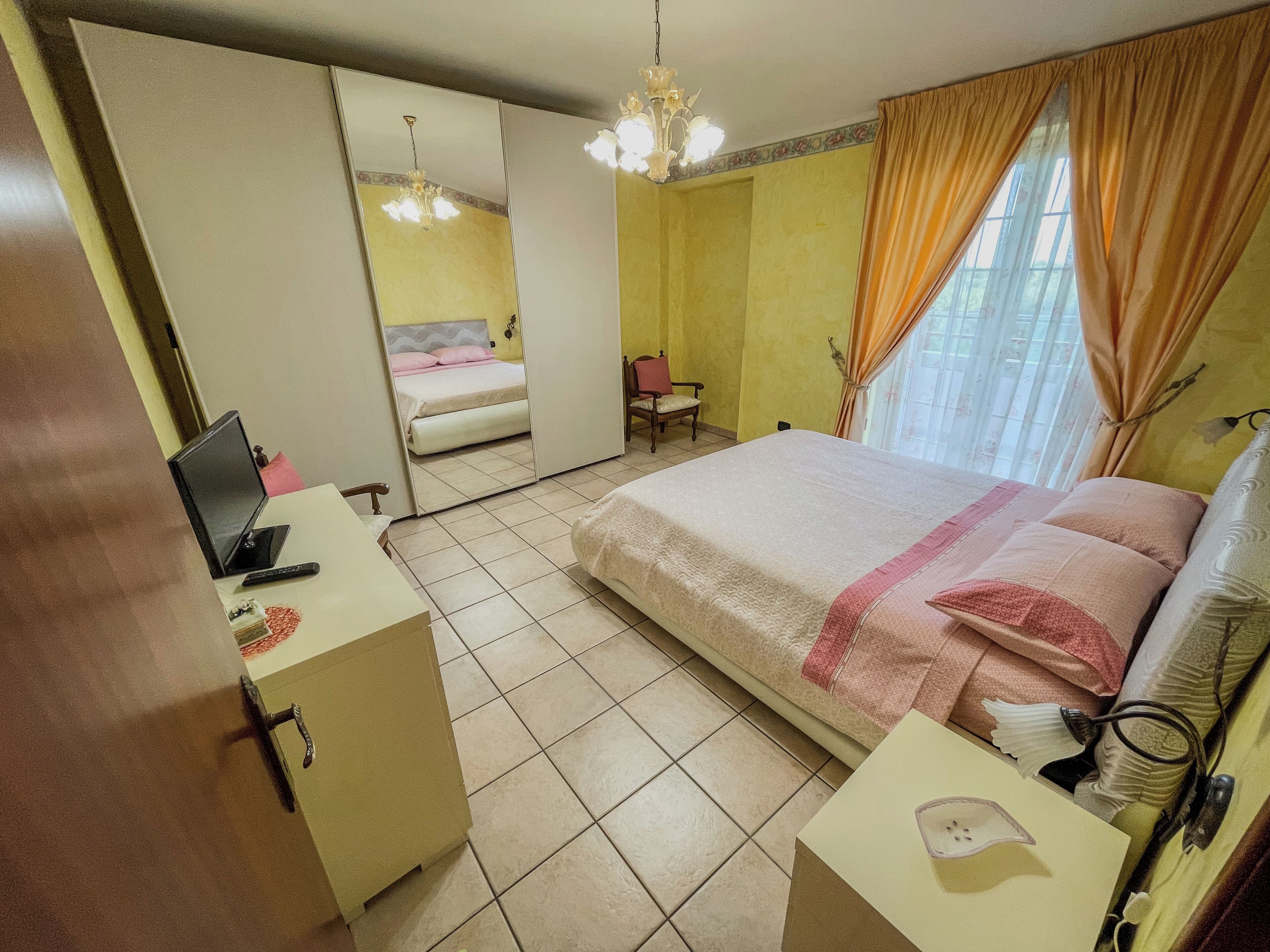 2 dormitorios, escritorio, tabla de planchar con plancha y wifi