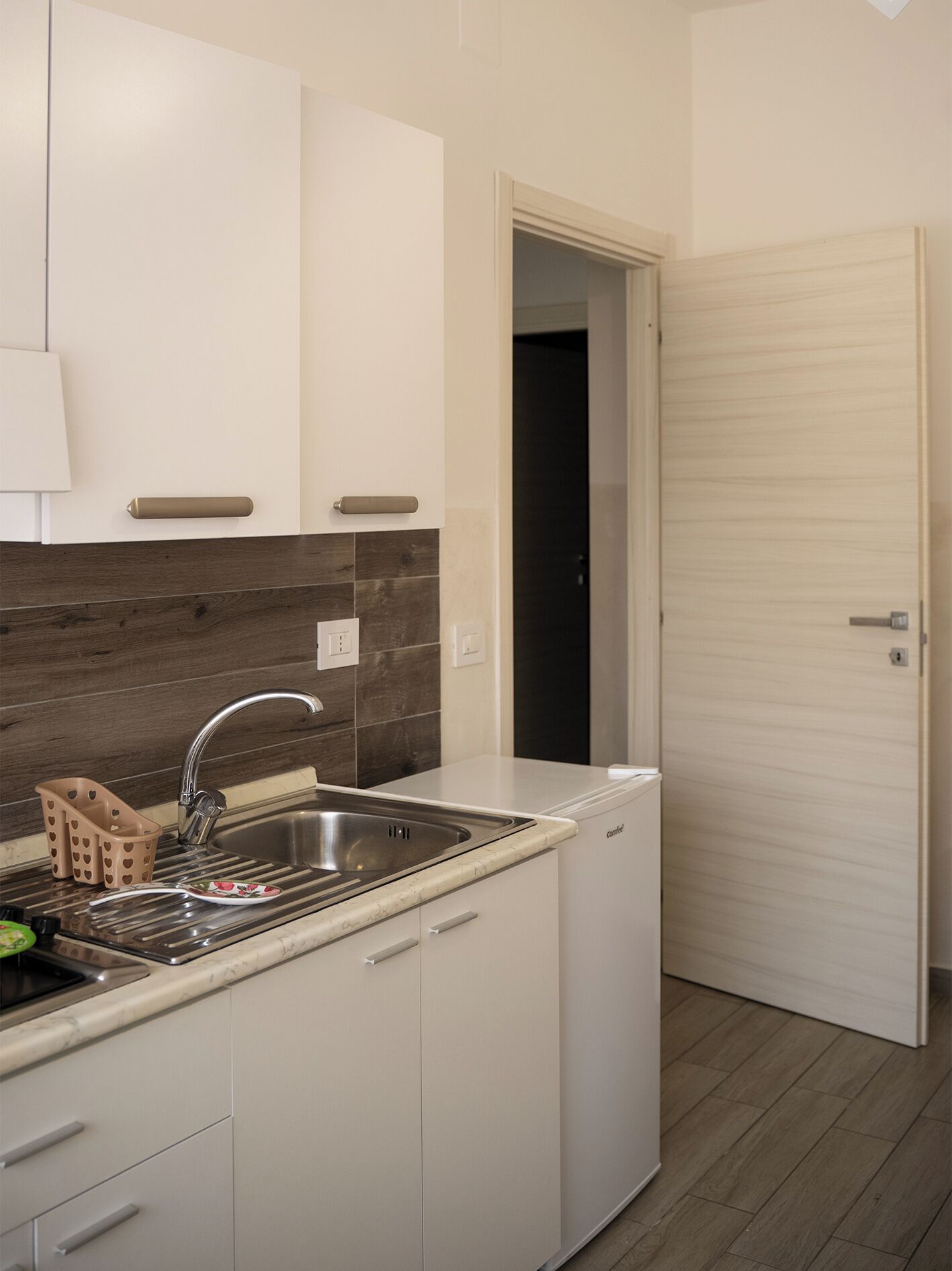 Kühlschrank, Mikrowelle, Herdplatte, Wasserkocher mit Kaffee-/Teezubehör