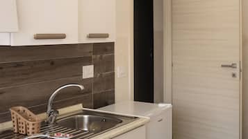 Kühlschrank, Mikrowelle, Herdplatte, Wasserkocher mit Kaffee-/Teezubehör