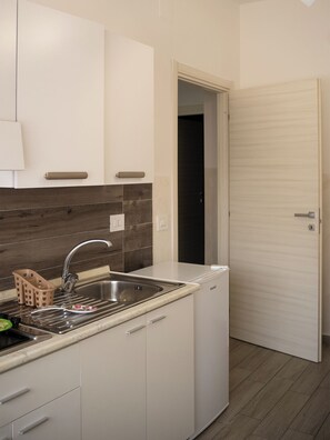 Kühlschrank, Mikrowelle, Herdplatte, Wasserkocher mit Kaffee-/Teezubehör