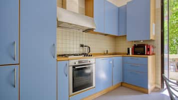 Køleskab, mikrobølgeovn, ovn, kogeplade