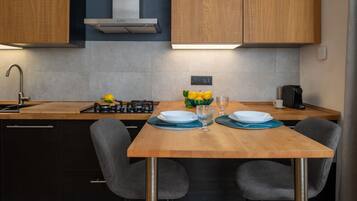 Frigorifero, microonde, piano cottura, lavastoviglie